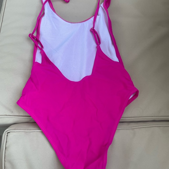 One piece - Picture 2 of 2